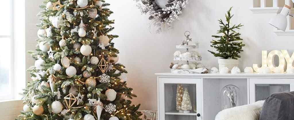 How to Decorate your Christmas Tree in Six Easy Steps